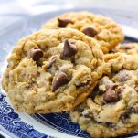 Close up side shot van een bord zachte en kauwerige havermout chocolate chip koekjes