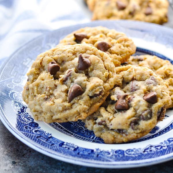 Foto cuadrada de un plato de galletas de avena sencillas