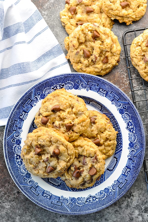 Overhead afbeelding van een bord met dikke vette havermout chocolate chip cookies