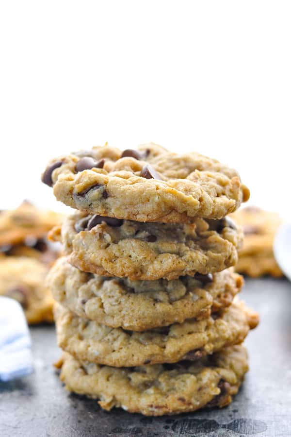 Foto frontal de una pila de galletas de avena con chispas de chocolate