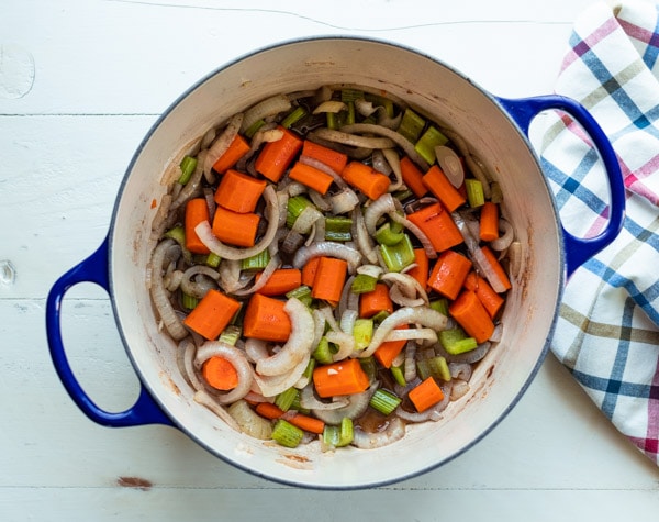 Verduras cocidas a fuego lento en un horno holandés