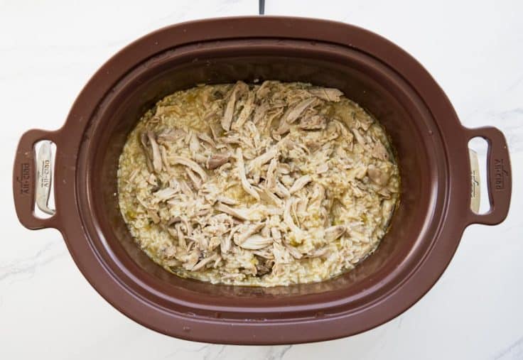 Crockpot chicken and rice in a slow cooker.